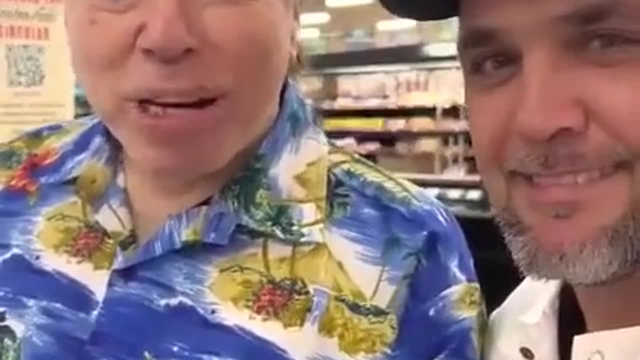 Silvio Santos sendo simpático com fã nos EUA