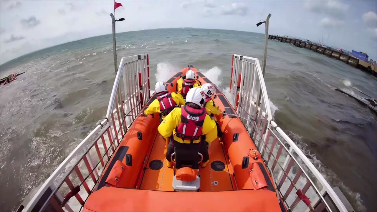 Watch as RNLI save paddle boarders off the coast of whitstable
