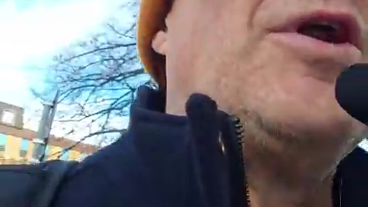 Predikar och river ner affischer vid Järntorget. Örebro 27 Okt. 2025