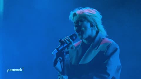 Dancing on My Own (with David Byrne) - Robyn (live)