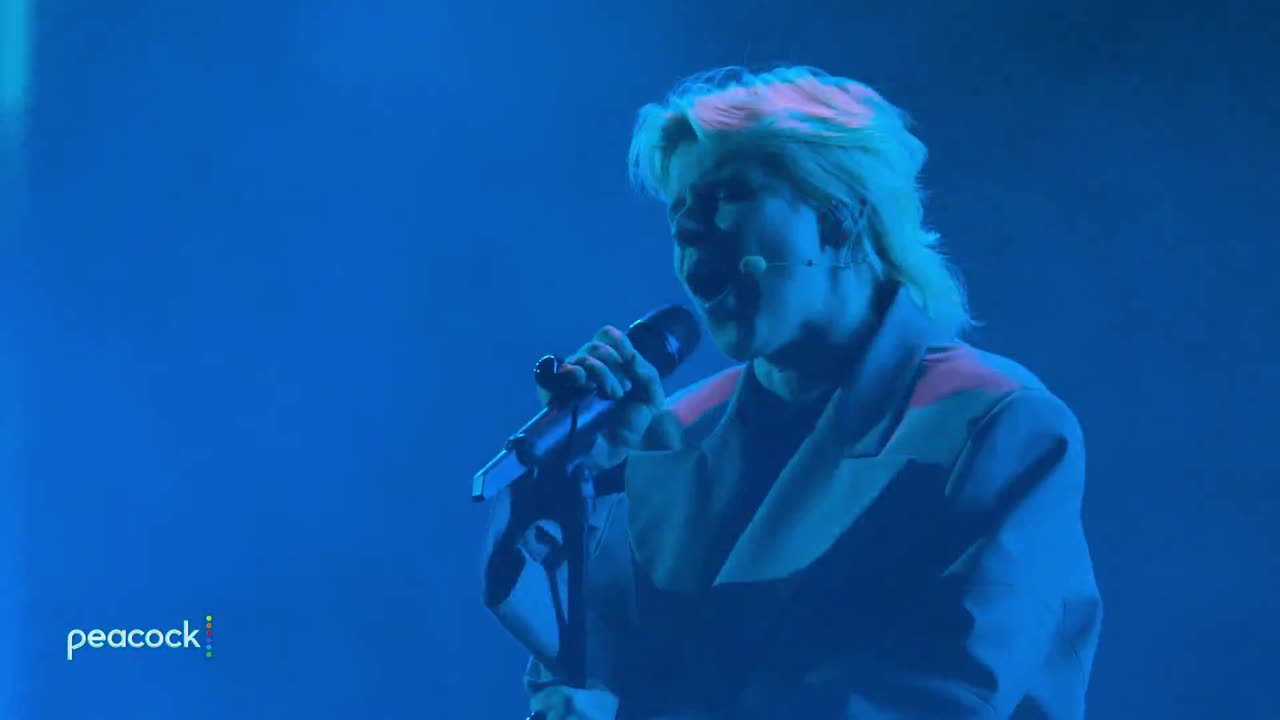 Dancing on My Own (with David Byrne) - Robyn (live)