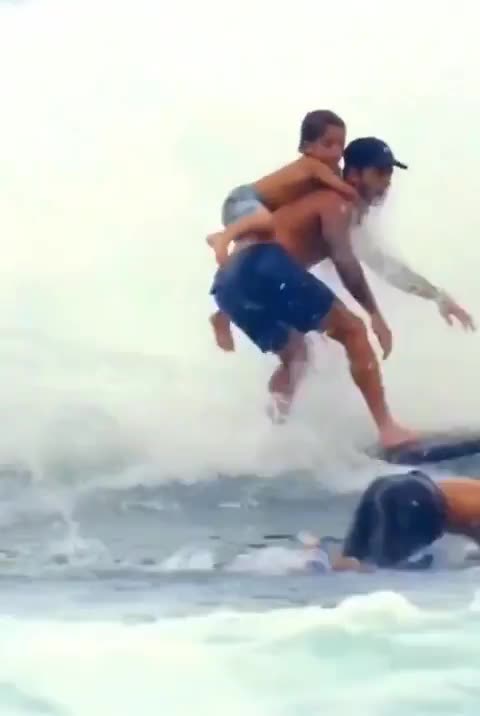 Skillful Surfer Dad creates unforgettable memory for his child