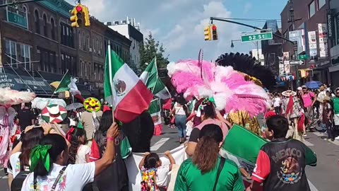 Mariachi y danza de Tlaxcala en el Desfile de México en NYC.