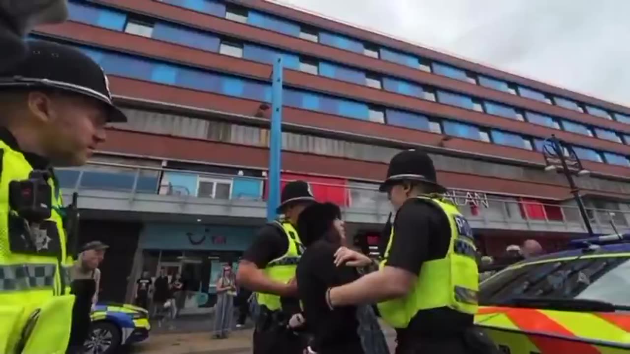British Mother arrested by Police in Leicester, England