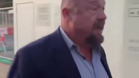 Alex Jones visits the federal reserve
