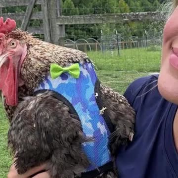 Carrie Underwood’s Feathered Friend Steals the Show in New Selfie - WorldEye