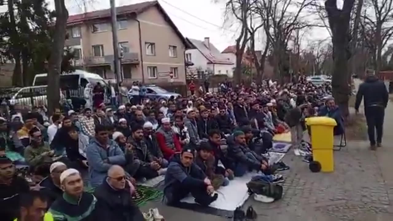 Tłum pod meczetem im. Dżamaluddina Al-Afganieniego w Gdańsku. Ul.