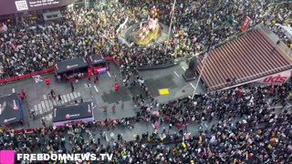 HAPPENING NOW: 1000's of No Kings protesters fill up Times Square in New York City