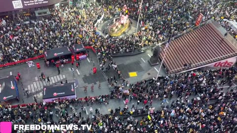 HAPPENING NOW: 1000's of No Kings protesters fill up Times Square in New York City