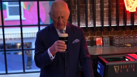 El rey Carlos asume responsabilidades como barman