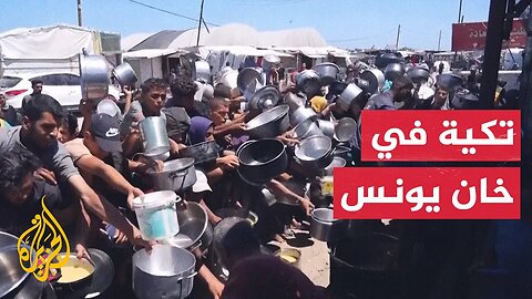 زحام على تكية خيرية لتوزيع الطعام على النازحين في خان يونس