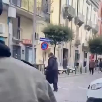 A fake asylum seeker destroys everything and is beaten by Italians. They're no joke in Naples.