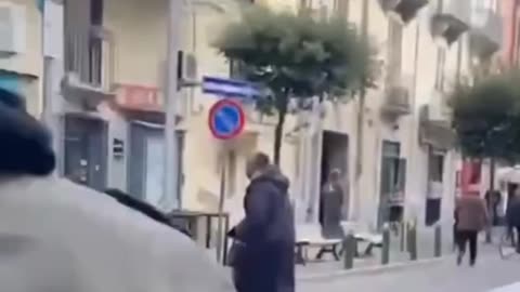 A fake asylum seeker destroys everything and is beaten by Italians. They're no joke in Naples.
