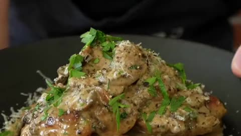 🍗🍄 Creamy Garlic Mushroom Chicken - A Savory Delight! 🍽️🌿