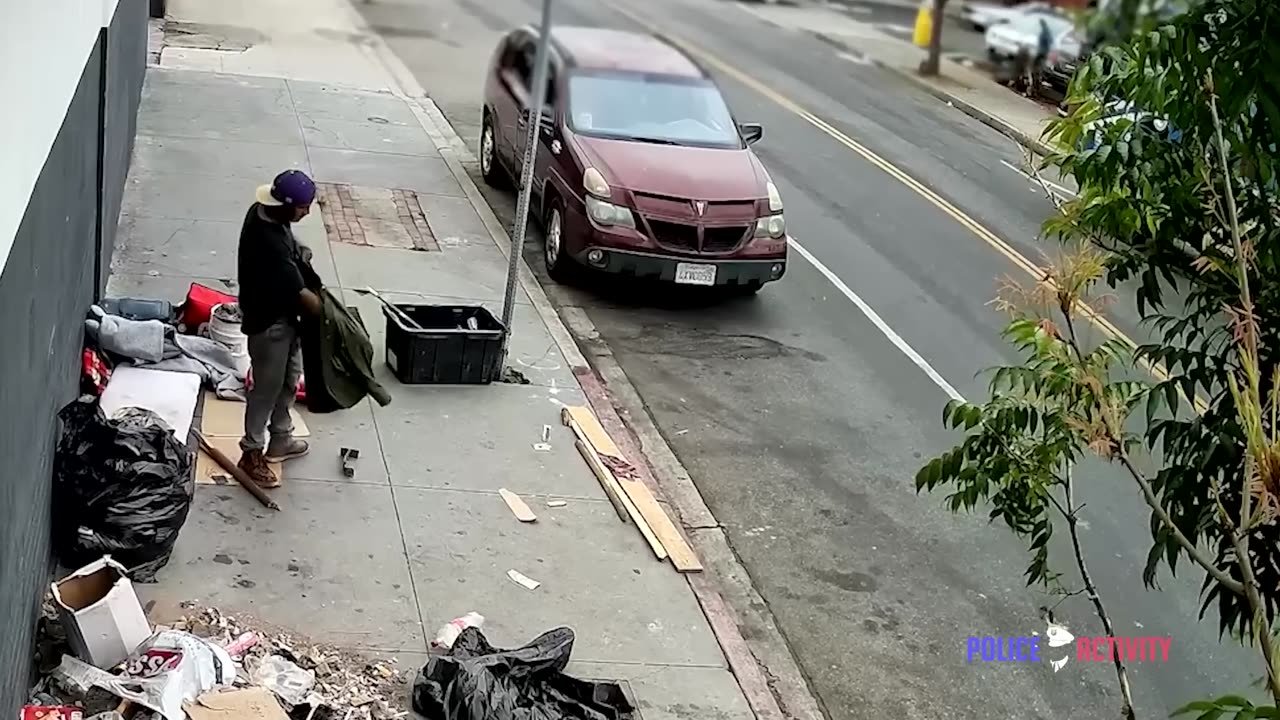Suspect points pipe shaped like shotgun at officers and gets shot by LA Police
