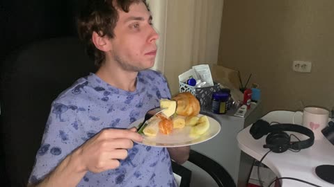 Ел фрукты и круассан