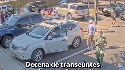 Más de una docena de transeúntes ayudan a una mujer para que no secuestren a sus hijos