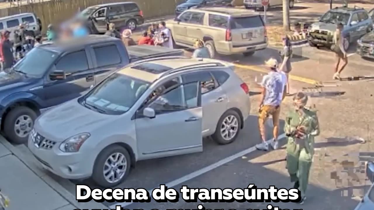 Más de una docena de transeúntes ayudan a una mujer para que no secuestren a sus hijos