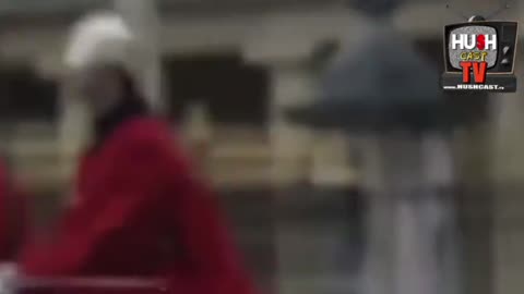 Desperate man tries to escape Buckingham Palace.