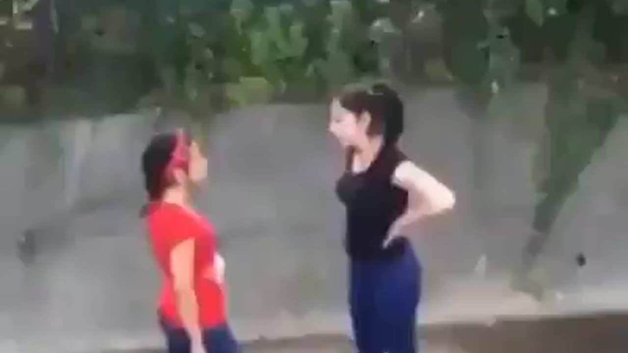 OMG TWO GIRL IN FIGHTING