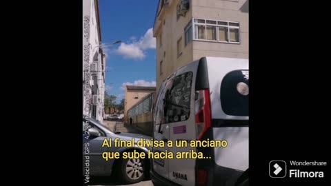 Saco al perro y me encuentro a un pagapensiones en su cochazo esperando a cobrar alguna pensión