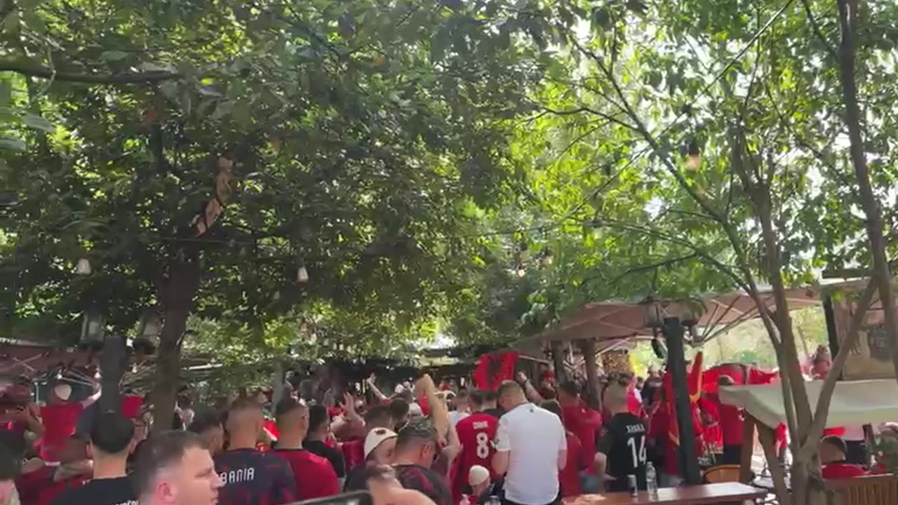 tifozet e kombetares, kendojne dhe kercejne