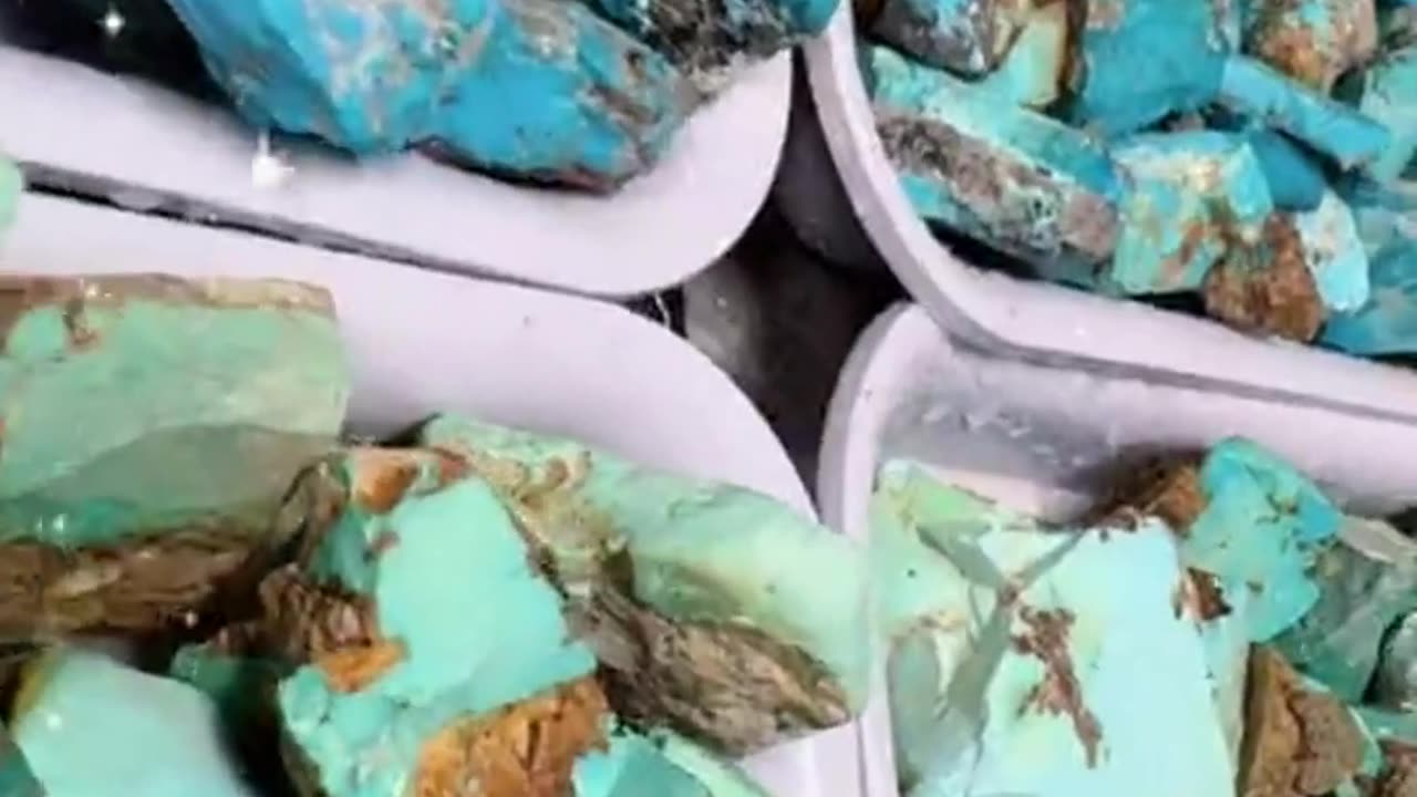 250423-13 Natural turquoise raw material has a high degree of porcelain quality