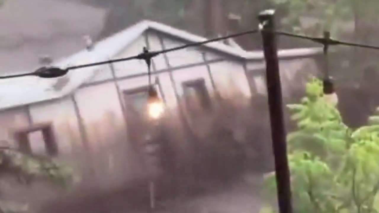 Una casa es arrasada por las inundaciones en Nuevo México