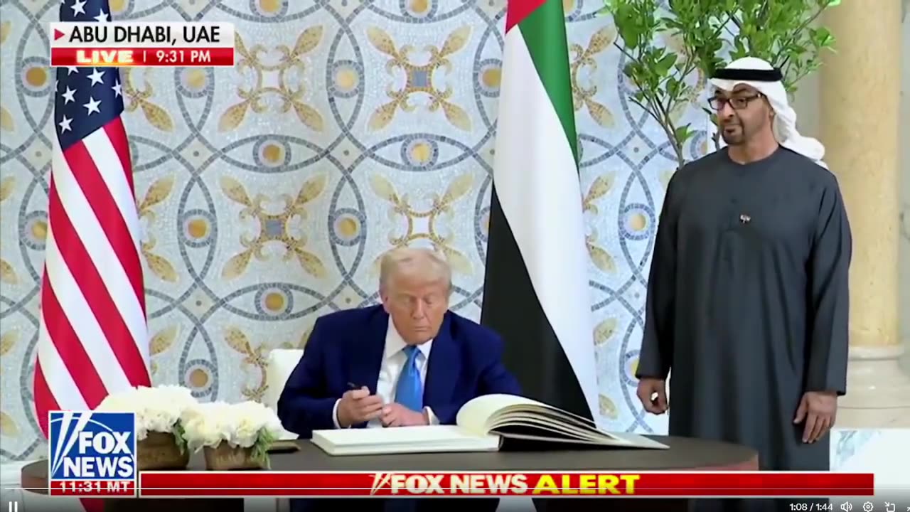 Tổng thống Trump ký sổ lưu niệm tại Qasr al Watan ở Abu Dhabi & tóm tắt chuyến đi Trung Đông...