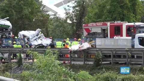 Kamioni përplas disa makina, vdes tre persona që po udhëtonin me një autoambulancë