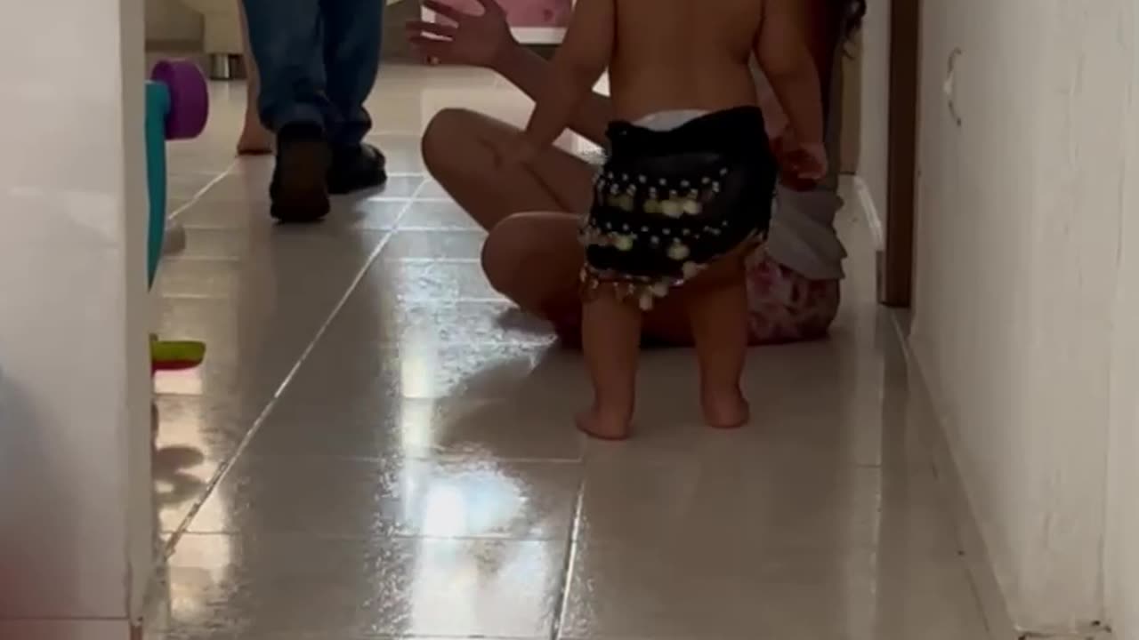 Small-Scale Shakira Shakes Hip Scarf