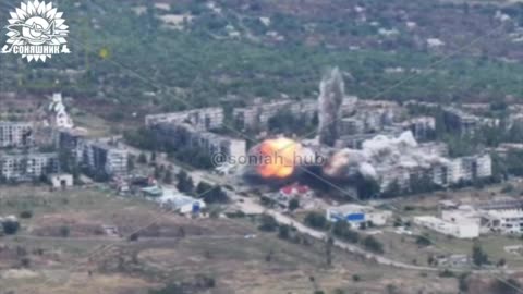 ✈️🇺🇦💣 Destruction of Russian brigade command post in occupied Soledar with airstrike.