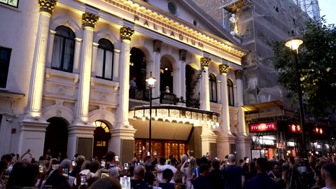 Rachel Zegler's 'Evita' balcony scene delights audiences