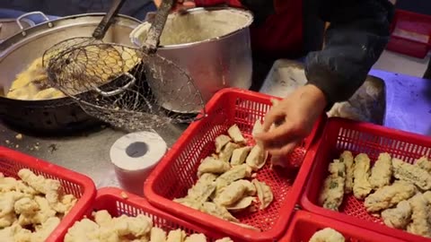 She Sprinkles This on Fried Food and Even US Soldiers Go Crazy! 49-Year Legend