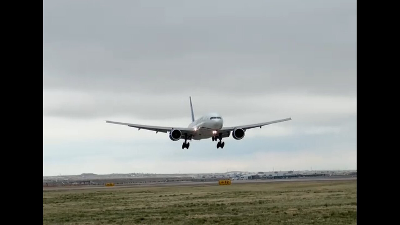 United Airles Boeing 777 smooth landing