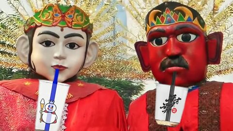 SO CUTE! Ondel-ondel eats snacks and is thirsty