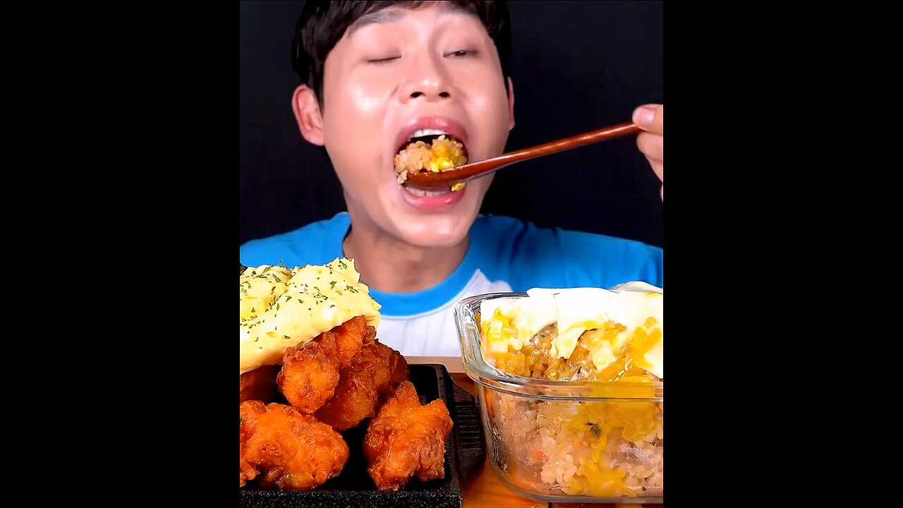 Fried rice with egg, luncheon meat, fried chicken