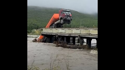 Inundación arrasa puente justo en el momento en que pasaba un camión cisterna