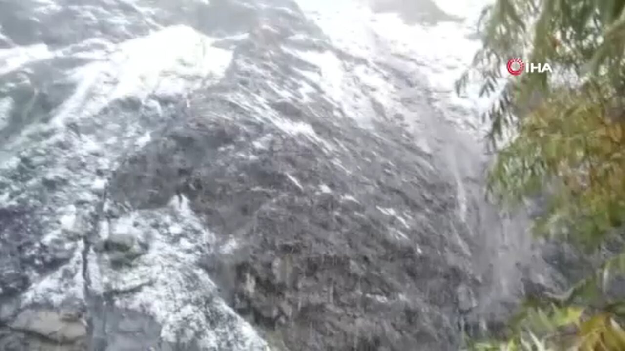 Kayadan kaçan araç Zap Suyu'na düştü: 4 madenci kurtarıldı