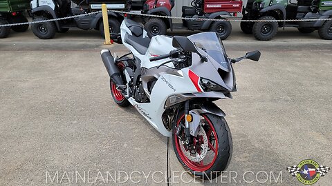 2024 KAWASAKI ZX-6R 636 IN WHITE WALK-AROUND