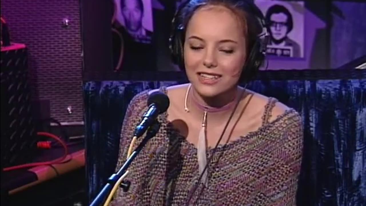 Bijou Phillips - 03-06-00