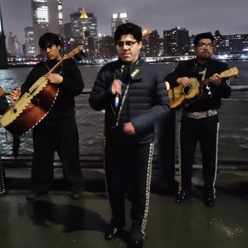 Cantando "Un Día A La Vez" en vigilia de América Yamileth y Adal Jair.