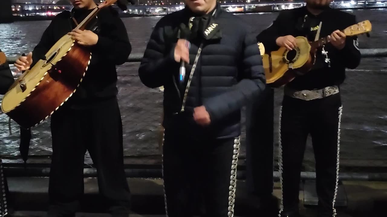 Cantando "Un Día A La Vez" en vigilia de América Yamileth y Adal Jair.