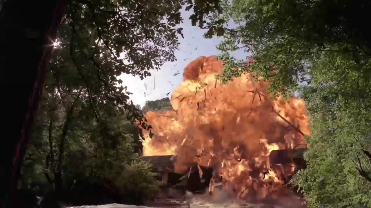 Rick hace expl0tar el puente. | Familia Walker