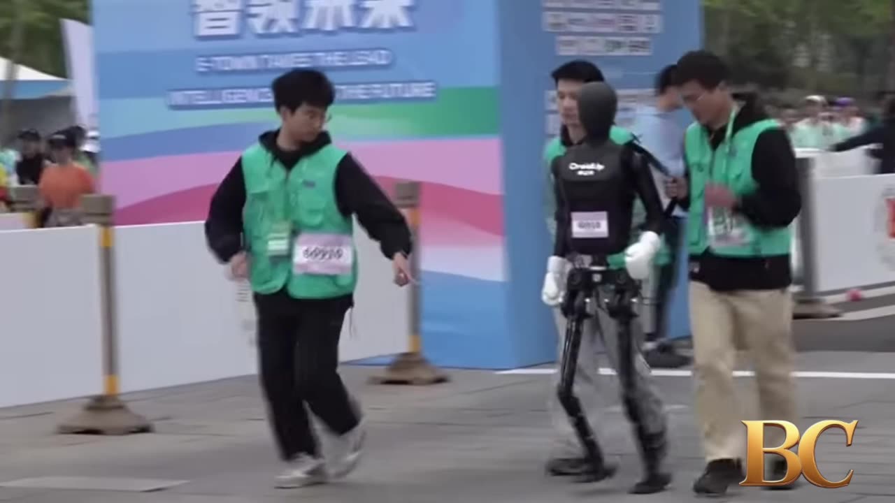 Chinese robots ran against humans in the world’s first humanoid half-marathon