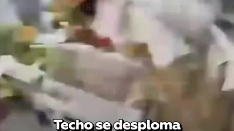 El techo de una tienda se desploma sobre las cabezas de la gente