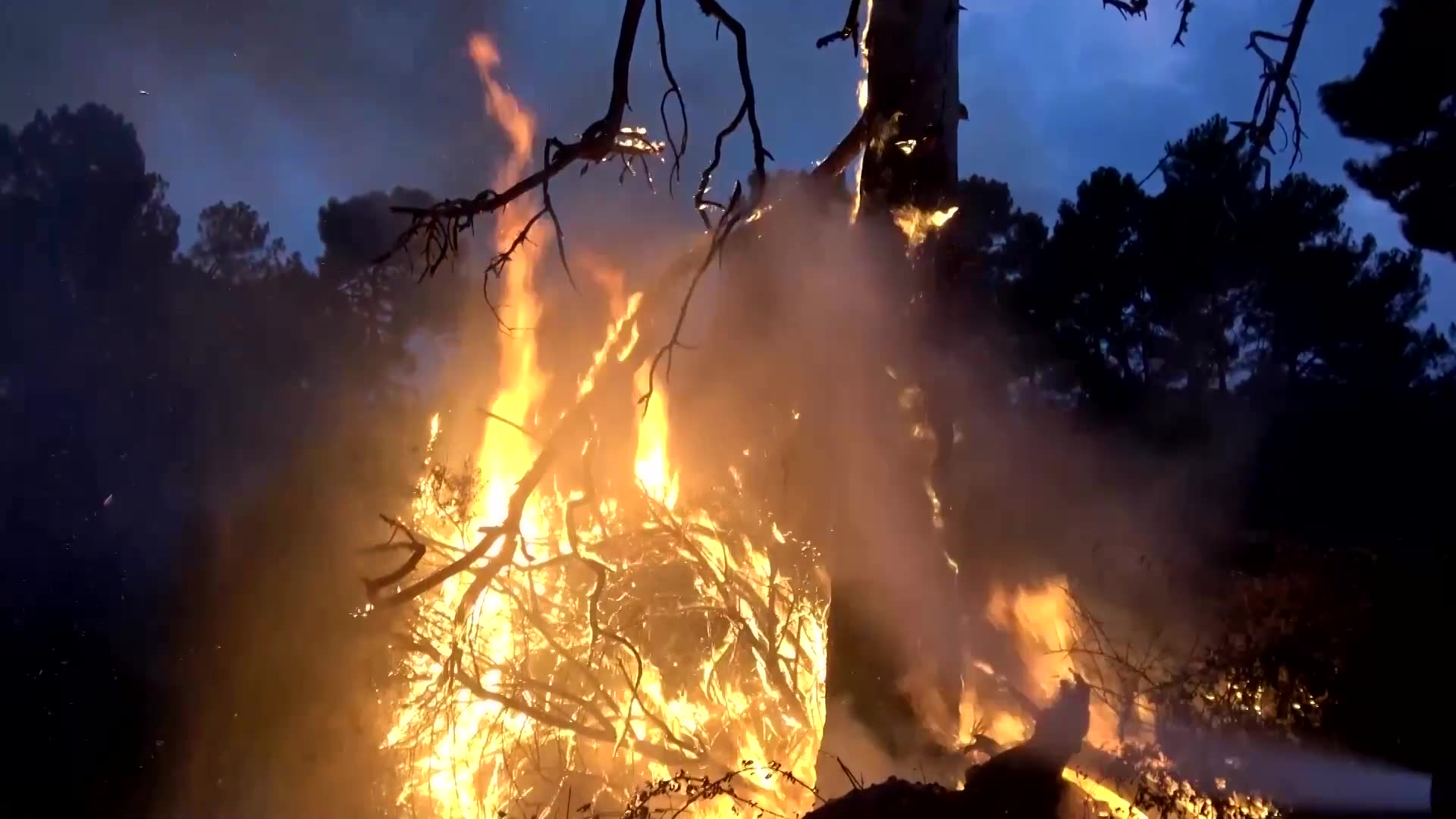 Spain battles to control fires in San Bartolome de Pinares
