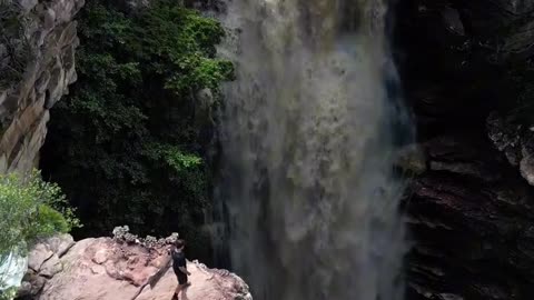 The Longest Waterfall You’ll Ever See – Simply Breathtaking! 🌊😱