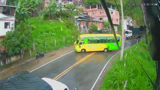 un bus de servicio público de la empresa Unitransa perdió el control en medio del asfalto.