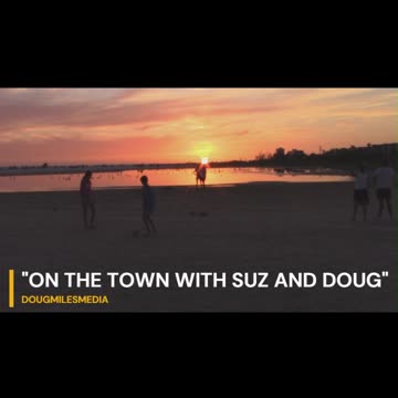 SUZ AND DOUG VISIT SIESTA KEY BEACH AT SUNSET!